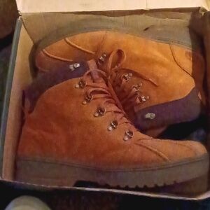 Men's size 13 The North Face boot.